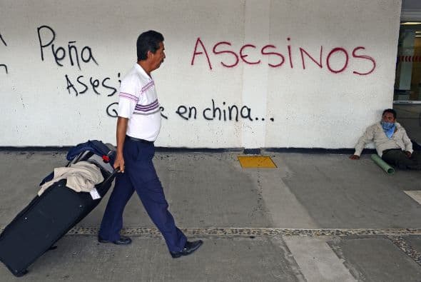 Algunos pasajeros alcanzaron a llegar caminando al aeropuerto.