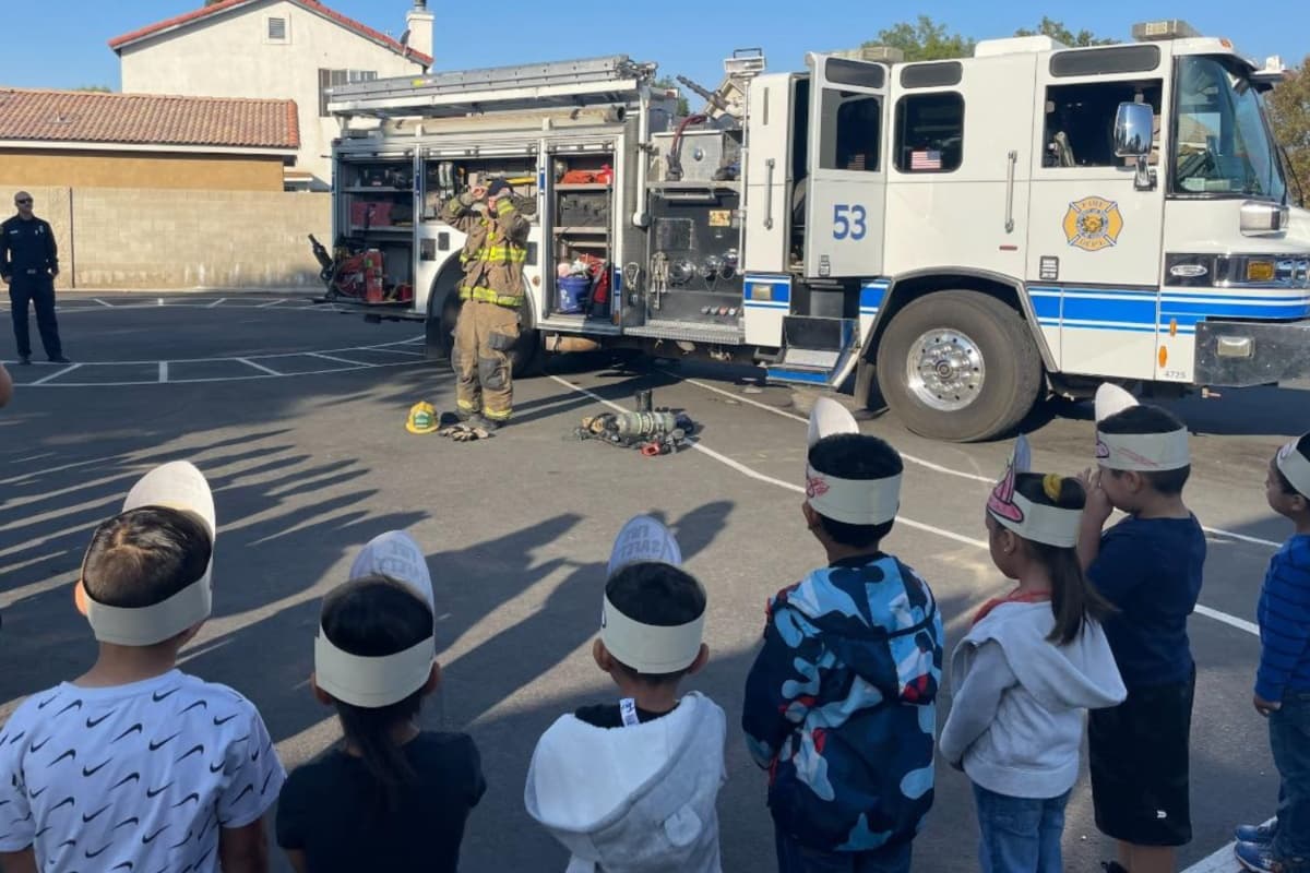 Los bomberos también hablaron durante la plática que en sus hogares deben seguir ciertas reglas para mantenerse a salvo.