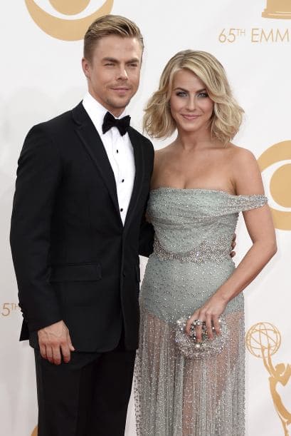 Los trajes que lucieron las damas en los Premios Emy demuestran que el arte de llamar la atención estaba concentrado en llevar y lucir cada pieza, regia, con detalles inesperados, como un toque de color o simplicidad de líneas. Telas suaves o flotantes, colores sosegados o llamativos, diseños sobrios o atrevidos. Míralos todos y ¡copia lo que más te guste!, ahora llega la temporada de fiestas y tú puedes lucir como las estrellas.