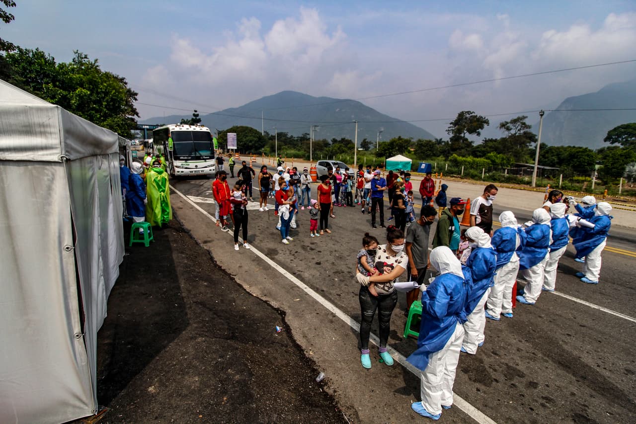 En el peaje de Los Acacios, situado antes de llegar al puente Simón Bolívar, principal paso limítrofe entre los dos países, la Policía y Migración Colombia, instalaron puestos de control donde personal sanitario examinaba a los venezolanos, les tomaban la temperatura y les rociaban desinfectante antes de autorizarlos a seguir hacia su país.