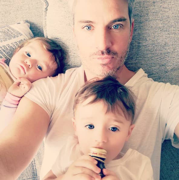 “En mi hogar tengo dos grandes ángeles que Dios nos puso a mi mujer y a mí, son Gaby y Laura, las nanas de los niños.
<b>Jessica</b> también está chambeando y le aconsejo que a veces se desconecte un poco de su labor de mamá y haga ejercicio, que es lo que le gusta hacer; claro, sin descuidar a nuestros nenes” explicó.