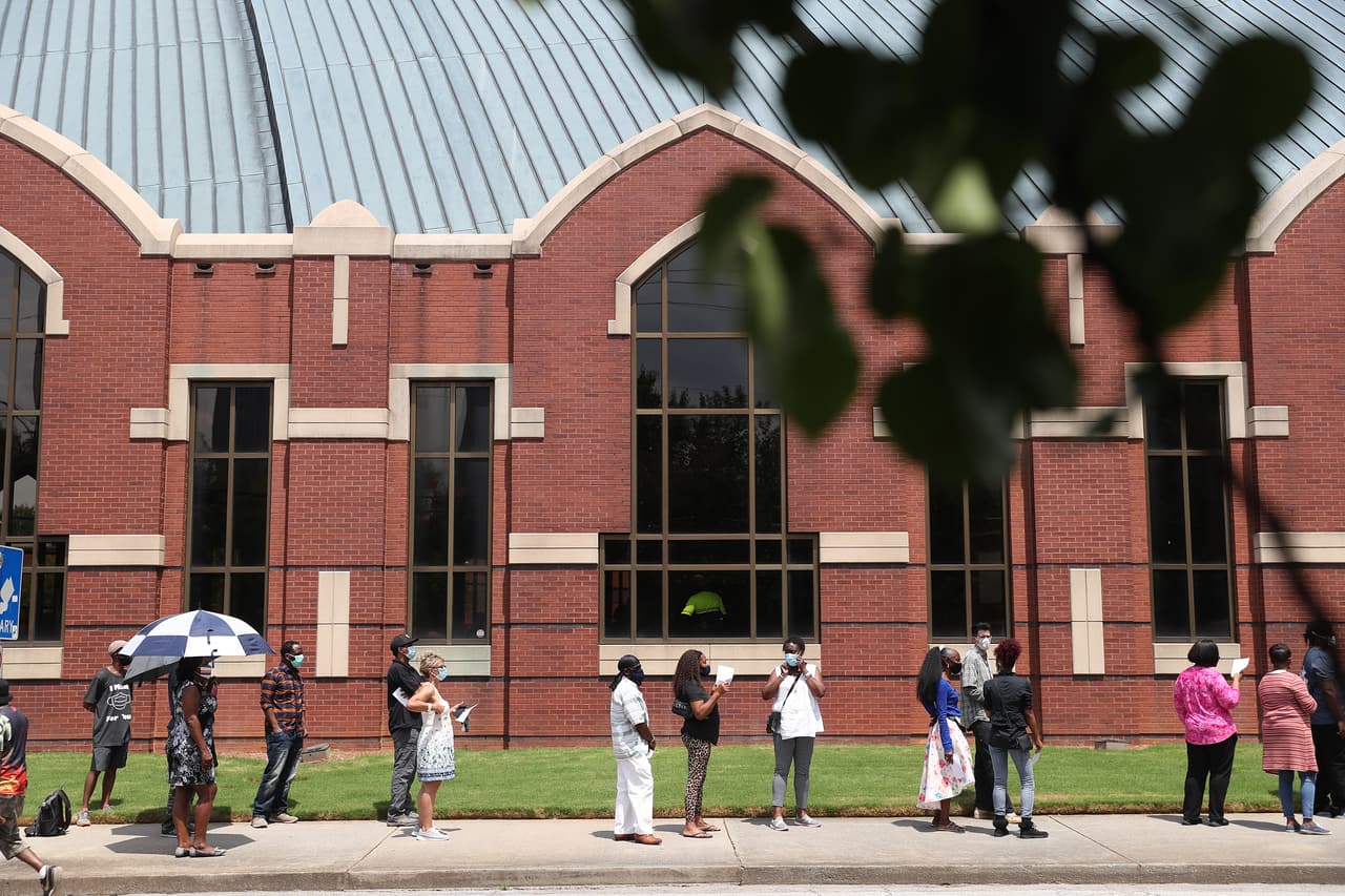 La gente hace cola a las afueras de la Iglesia Ebenezer en Atlanta para ver a Rayshard Brooks.