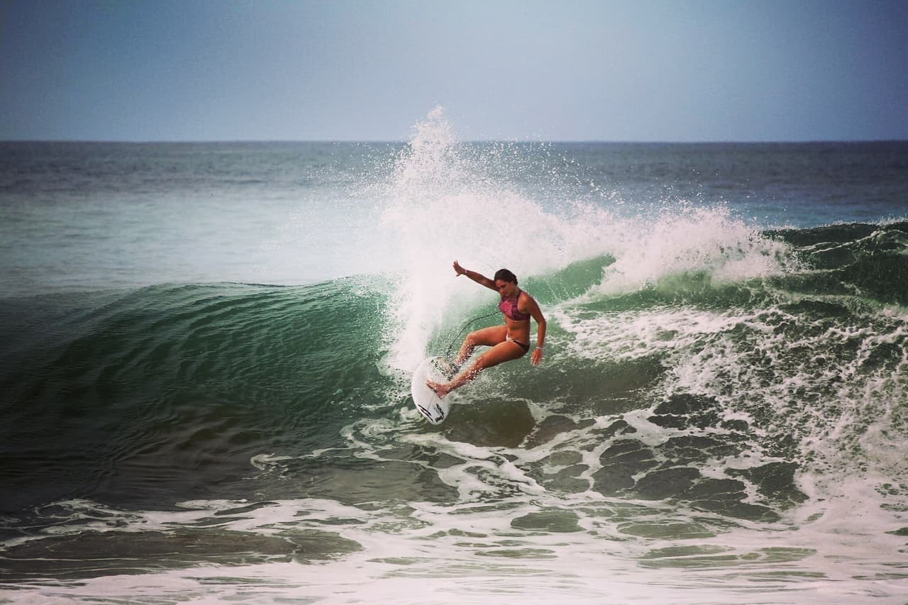 Joven boricua entre las mejores surfistas del mundo