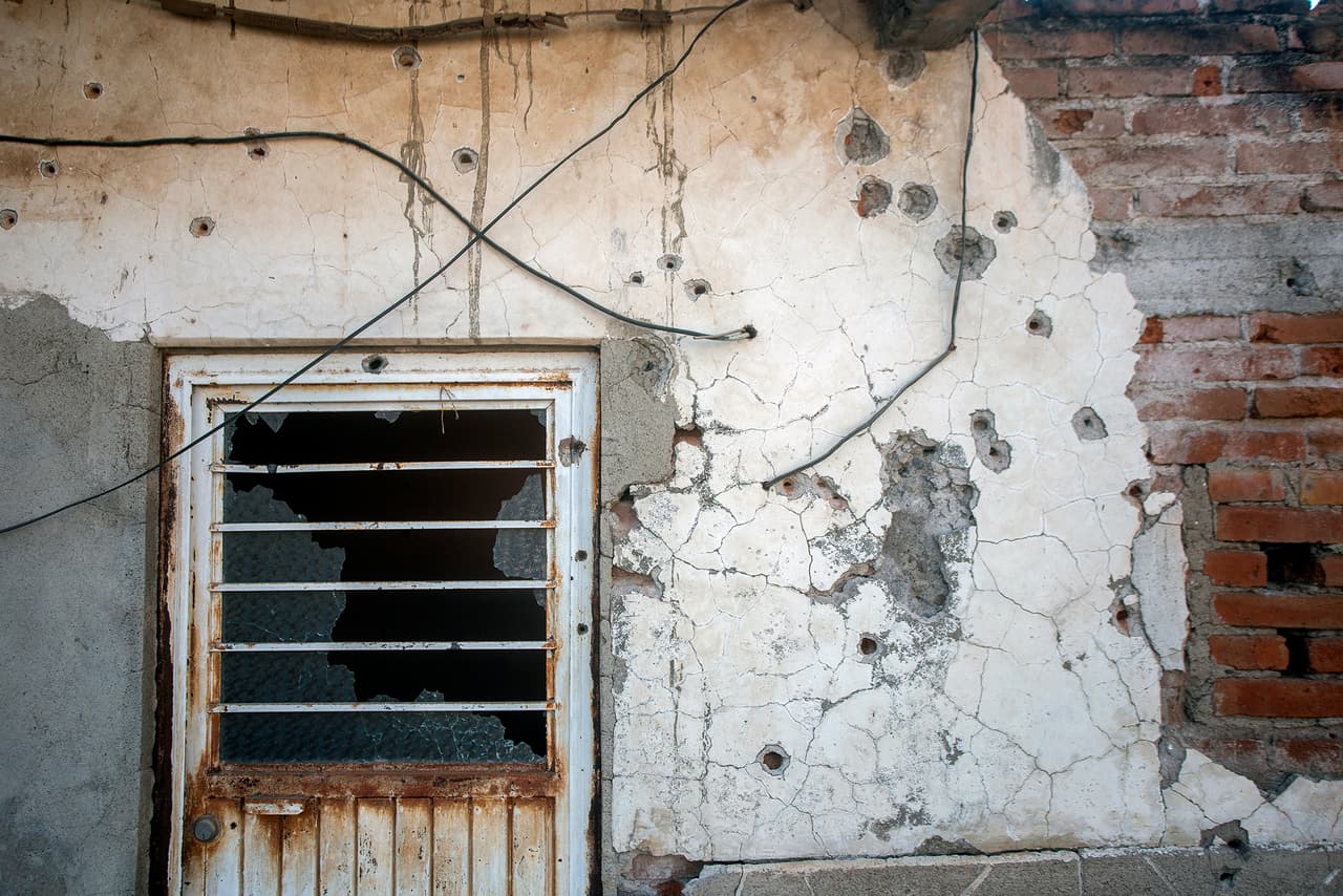 Las huellas de uno de los enfrentamientos armados ocurridos en Michoacán, que es considerado uno de los estados clave en el mapa del narcotráfico de México.