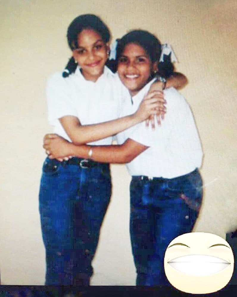 En un jueves del recuerdo del año 2017, Francisca Lachapel compartió en Instagram esta bella fotografía de cuando iniciaba el séptimo grado en Azua. Contó que en base a mucho esfuerzo se había ganado una beca escolar en un colegio más avanzado y que la felicidad la invadió en ese entonces. Aquí posó con Patricia Méndez una de sus primeras amigas en ese ciclo escolar.