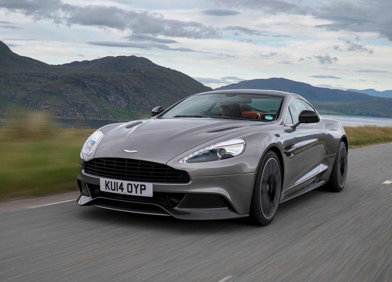 <b>Aston Martin Vanquish</b>
<br>
<br>La actual generación del Vanquish inició su producción en 2012 y aunque llega el momento de decirle adiós a un grande de la industria, encontramos consuelo en el modelo que lo reemplaza, el Aston Martin DBS Superleggera.
<br>
<br>
<b>Relacionado:</b>
<a href="https://www.univision.com/carros/pruebas-de-manejo/prueba-aston-martin-dbs-superleggera-volante-2020">Prueba completa del Aston Martin DBS Superleggera Volante 2020</a>
<br>