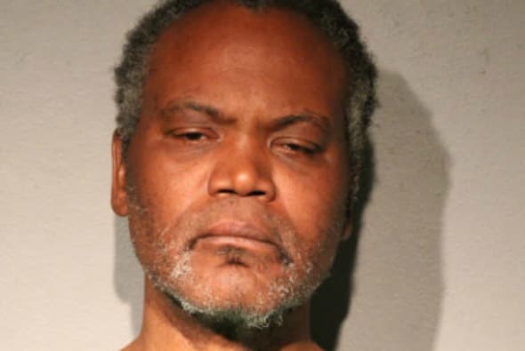 Presentan cargos a hombre que entró a una primaria de Chicago durante el recreo y golpeó a tres menores