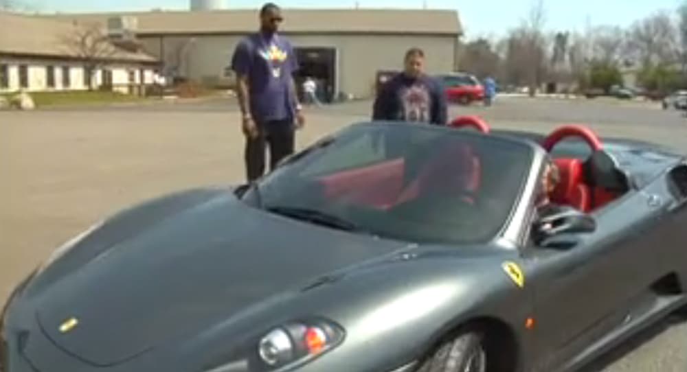 El 
<b>Ferrari F430 Spider </b>que "Unique Whips" modificó para 'King James' incluyó llantas especiales en color gris, cuero rojo en el interior, sistema de frenos Brembo y mayor espacio para el conductor.