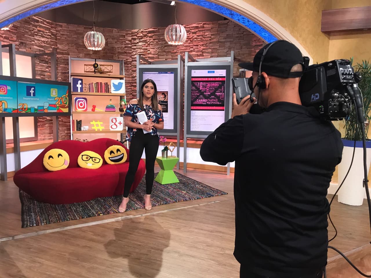 Francisca tuvo que recurrir a un cambio de vestuario y llegó con la mejor información de las redes sociales.