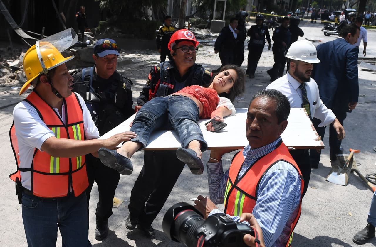 Una mujer herida durante el sismo es asistida por rescatistas en la ciudad de México.
