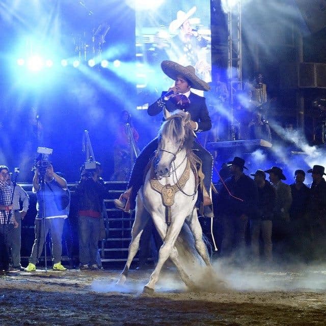 Y es que Leonardo Aguilar heredó de su abuelo Antonio y de su papá Pepe, el gusto por la charrería, la música ranchera y sobre todo el talento interpretativo.