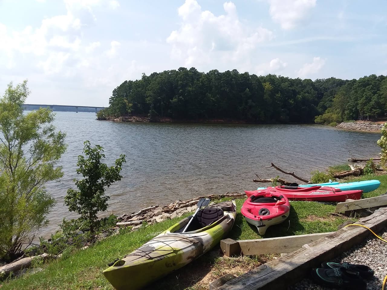 <b>Kerr Lake </b>
<br>
<b>Sitio web</b>: 
<a href="https://www.ncparks.gov/state-parks/kerr-lake-state-recreation-area">https://www.ncparks.gov/state-parks/kerr-lake-state-recreation-area</a> 
<br>
<b><a href="https://goo.gl/maps/PPy1dvTFXBwdo2ZR9">Cómo llegar </a></b>
<br>
<br>En el norte de Carolina del Norte, el lago Kerr es tan grande que se extiende hasta Virginia, donde se lo conoce como Isla Buggs. Si bien puede tomar botes a motor en este lago, muchos días verá las velas de colores brillantes de los veleros que salpican el agua. Pase tus días navegando, pescando y nadando en la zona.
<br>