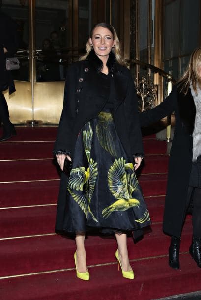 Inspírate en el look de la actriz Blake Lively, que lució una falda por debajo de la rodilla y tacones altísimos.