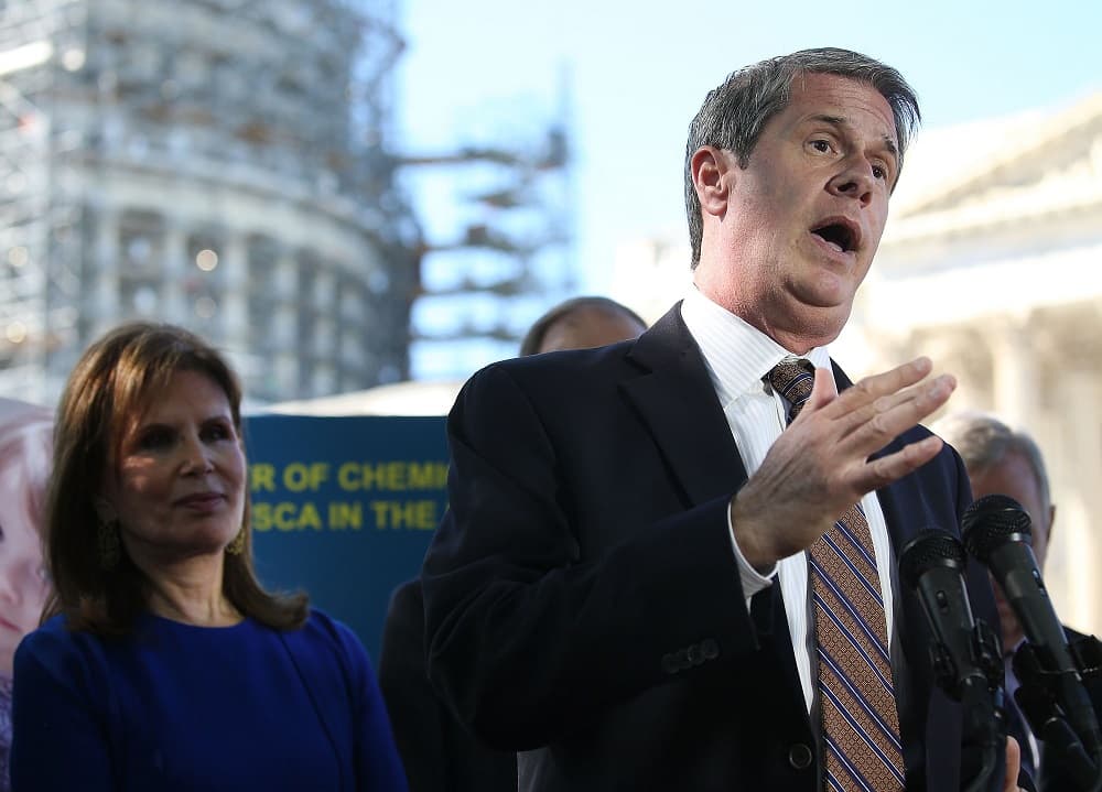 Senador republicano propone "muro virtual" para bloquear remesas de inmigrantes