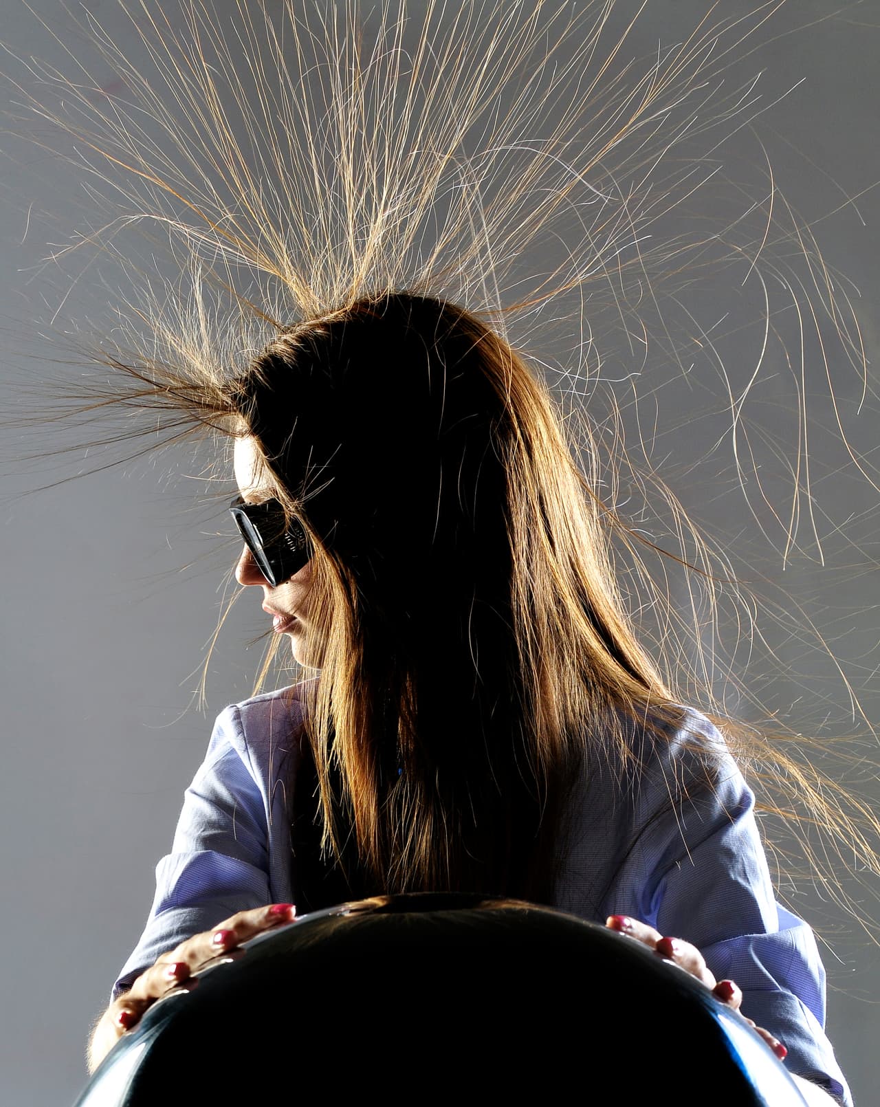 Así es que hay que empezar por restaurar evitando todo lo que lo pueda dañar. Usar un shampoo y acondicionador anti-frizz ayudan a mantener y controlar la humedad dentro y fuera de cada hebra de cabello. Para que el acondicionador funcione mejor hay que aplicarlo desde la raíz hasta las puntas.