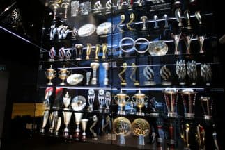 Vista general de la vitrina de trofeos de Red Bull en Milton Keynes, Inglaterra, tomada tiempo antes del robo.