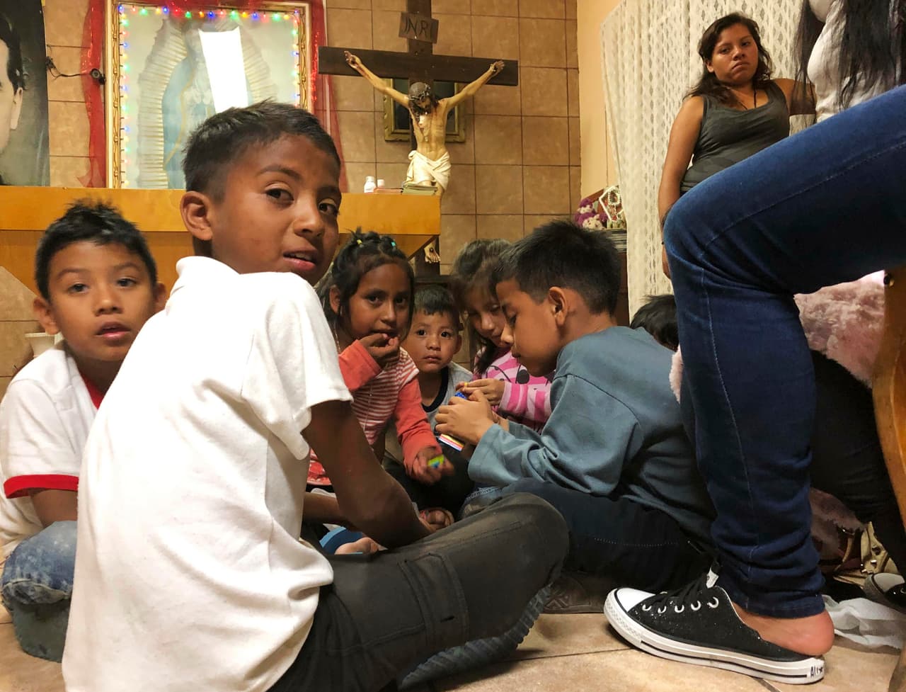 <b>Nogales, Sonora. Alrededor de 1,000 personas en la lista para solicitar asilo.</b> Brenda Nieblas, cuya familia administra refugios para migrantes la ciudad colindante con Nogales, Arizona, mantiene la lista de los recién llegados. Nieblas contó que antes de la lista cientos de migrantes esperaban en el paso fronterizo para correr ante el llamado de las autoridades estadounidenses para atender a los solicitantes. En primer plano Carlos Quintero, de 10 años, mientras jugaba con otros niños en el refugio de inmigrantes Juan Bosco de Nogales