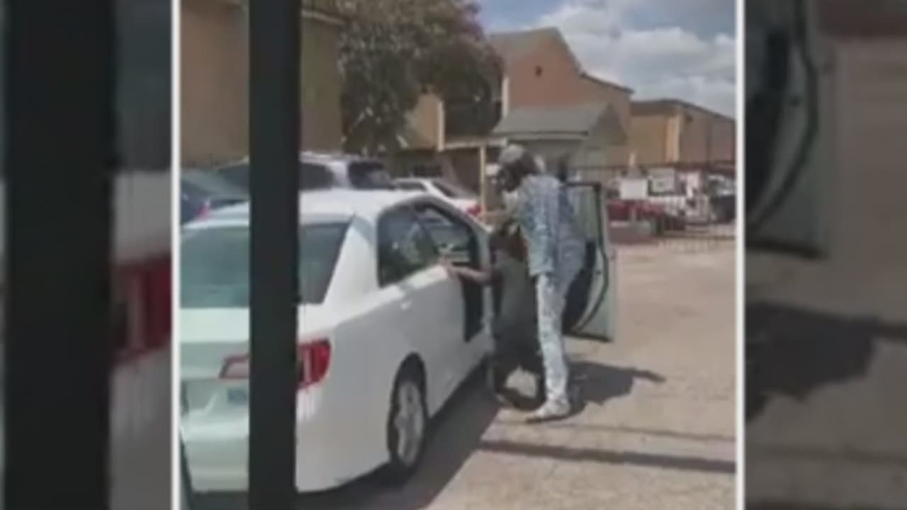 La historia detrás de un video viral que muestra a un sujeto tratando de meter por la fuerza a un niño a su auto