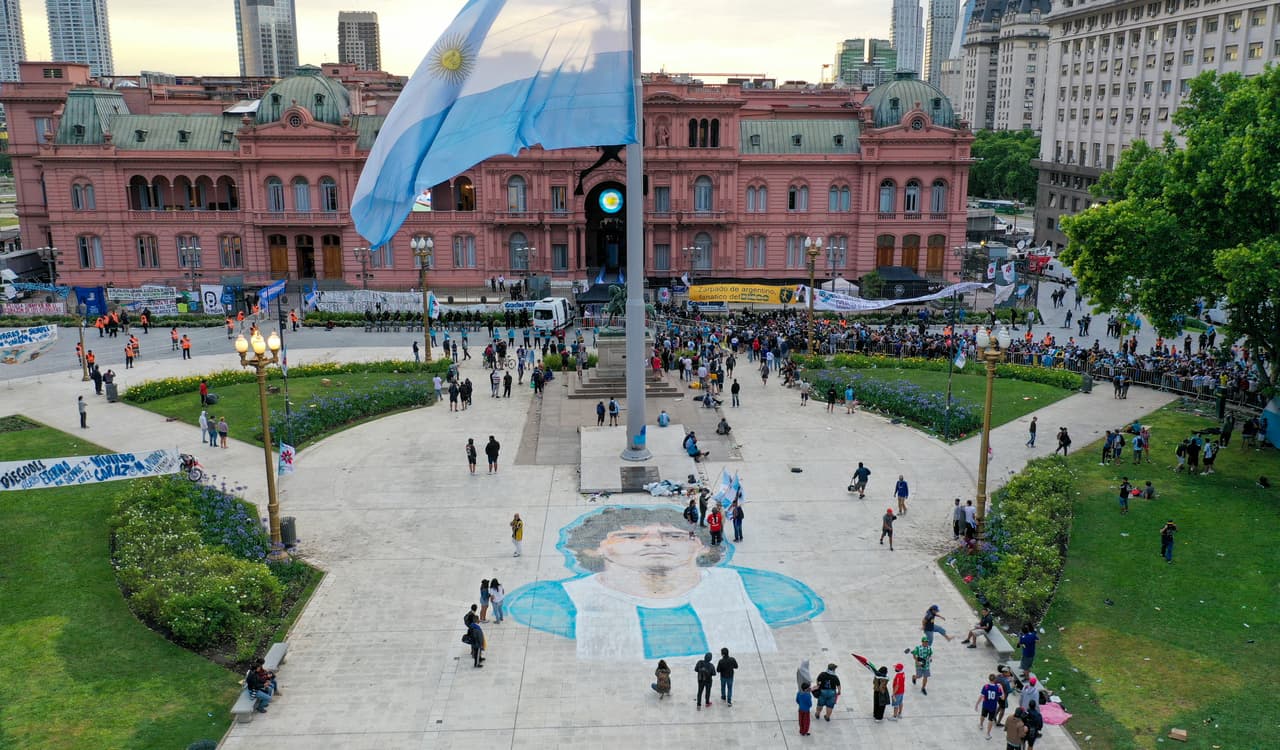 Tras empujones y protestas, fanáticos pudieron hacer fila para ingresar.