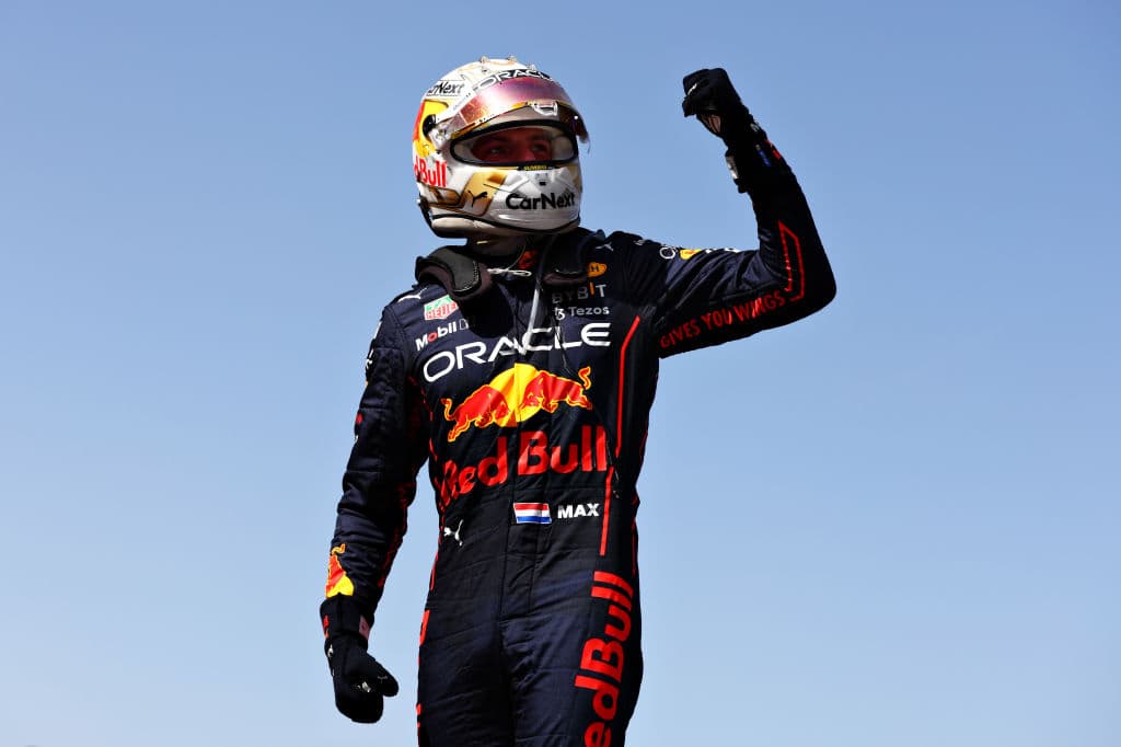 <b>Sergio 'Checo' Pérez</b> terminó en el segundo lugar del
<b>Gran Premio de España</b>, carrera en la que se impuso su compañero de equipo en la escudería
<b>Red Bull,</b>
<b>Max Verstappen</b>. El neerlandés logró su cuarta victoria de la temporada al encabezar un 'doblete' de Red Bull -líder de ambos campeonatos- que completó el mexicano, que firmó su decimoctavo podio en la F1.