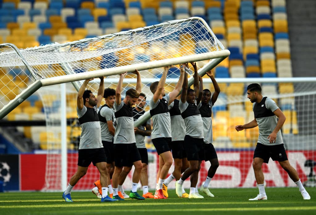 Un poco de buen humor, con el trabajo en equipo como hilo conductor, los integrantes del Liverpool cargan una portería. Así les gustaría sincronizar sus esfuerzos en la Final ante el Madrid el sábado.