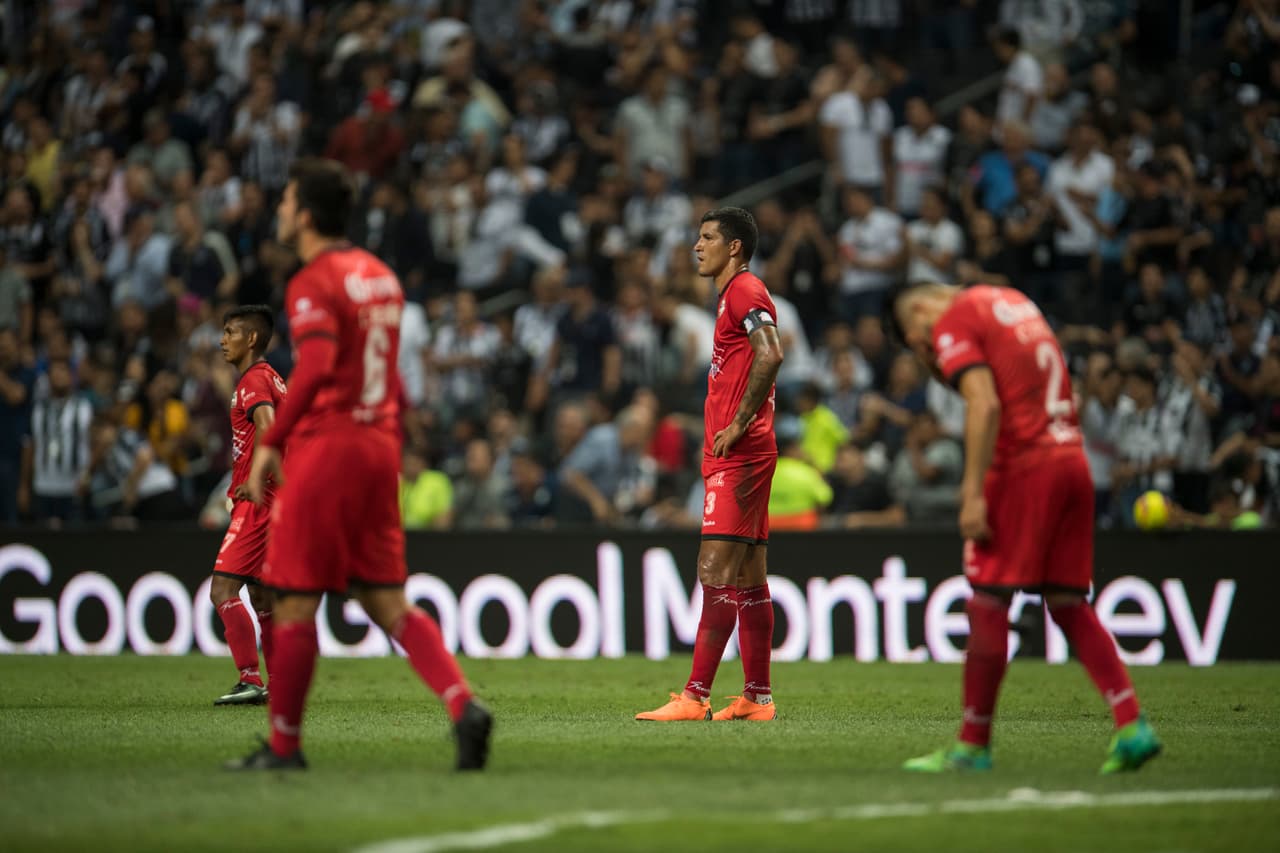 Las lágrimas se apoderaron de los jugadores de Lobos BUAP tan pronto terminó el partido y se hizo oficial su descenso.
