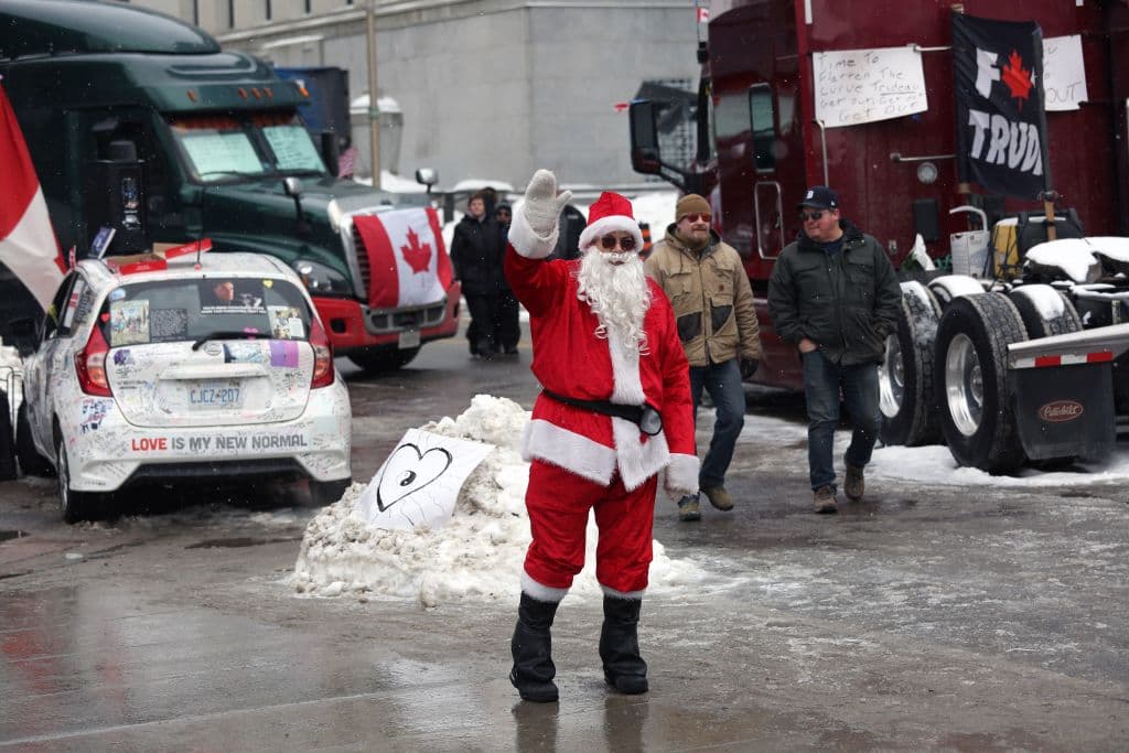 Las protestas, que comenzaron a fines de enero contra los mandatos de vacunas para los camioneros transfronterizos, se han convertido en un movimiento más amplio contra las medidas relacionadas con la pandemia en Canadá. Muchos de sus manifestantes muestran esvásticas nazi, lo que la conecta con movimientos de ultraderecha que como en EEUU, han protestado abiertamente contra las políticas de salud pública.