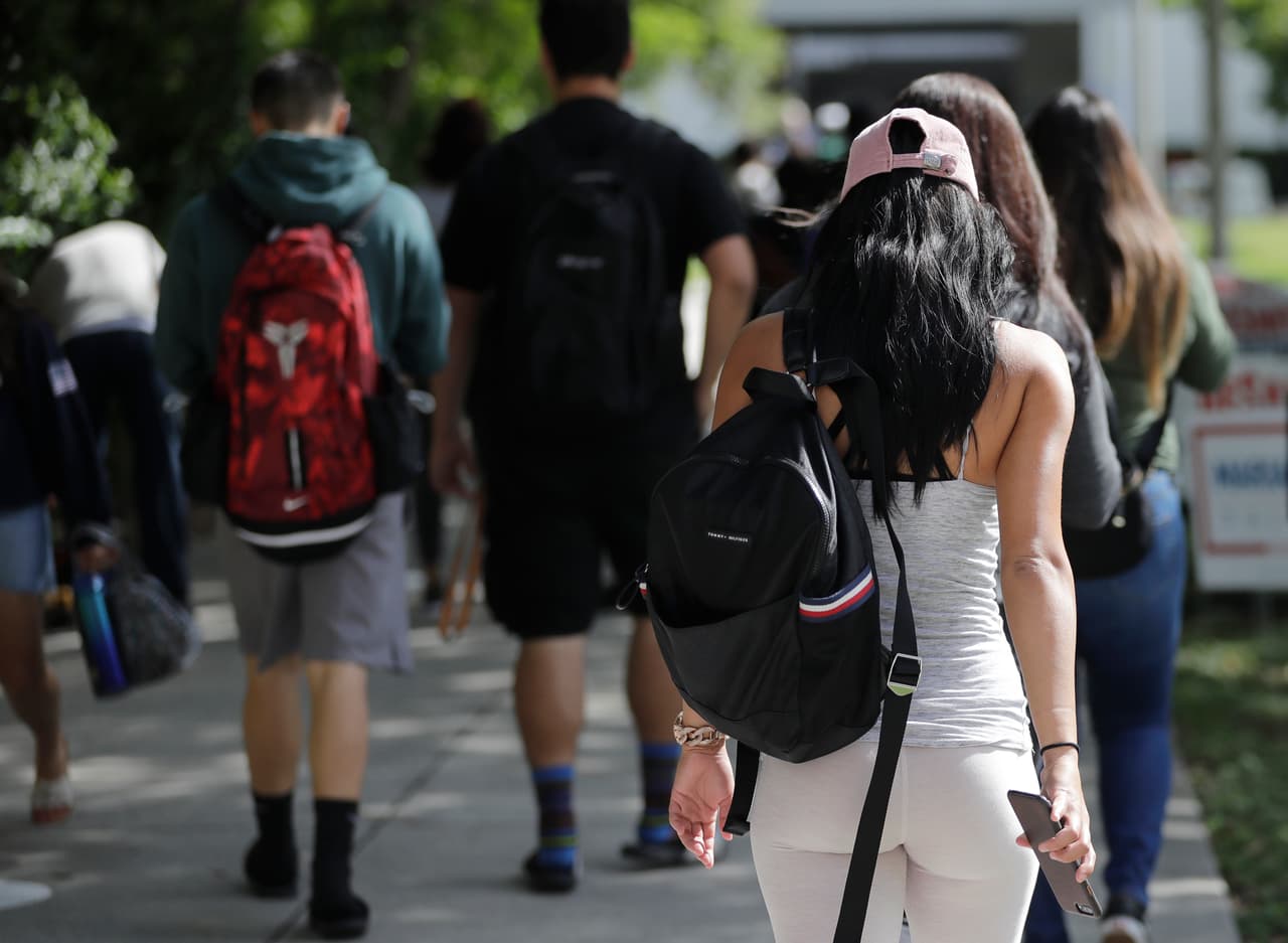 Sin embargo, para las personas que están en un esquema de pagos basado en sus ingresos salariales, las mensualidad tienen menos probabilidades de cambiar. Lo que sí puede pasar, es que una porción menor de ese pago será destinada a la parte de los intereses y la mayor a la deuda.