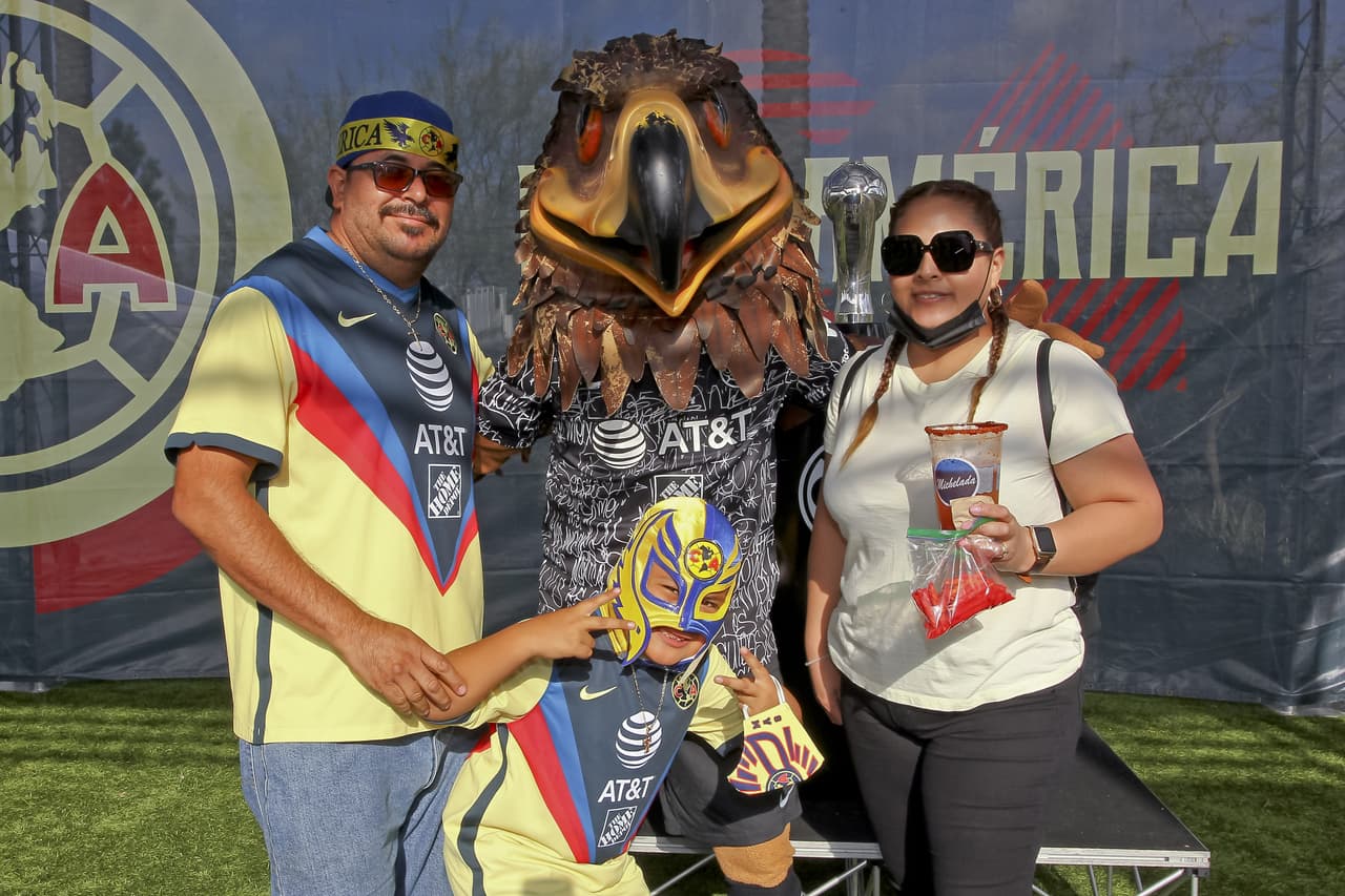 Agui no dudó en complacer a sus fans.