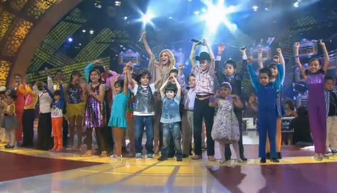 Los concursantes de Pequeños Gigantes, que fueron presentados esa noche, se le unieron al final de la canción.