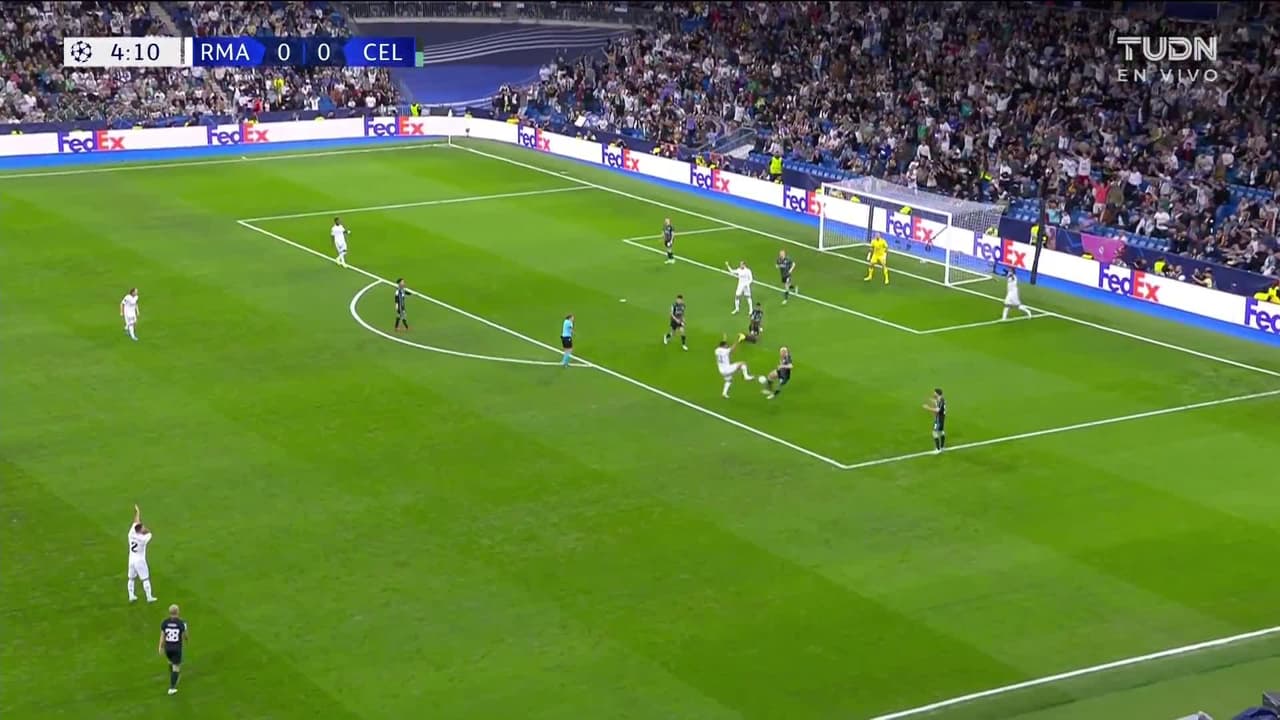 ¡TIRO ATAJADO! disparo por Rodrygo.