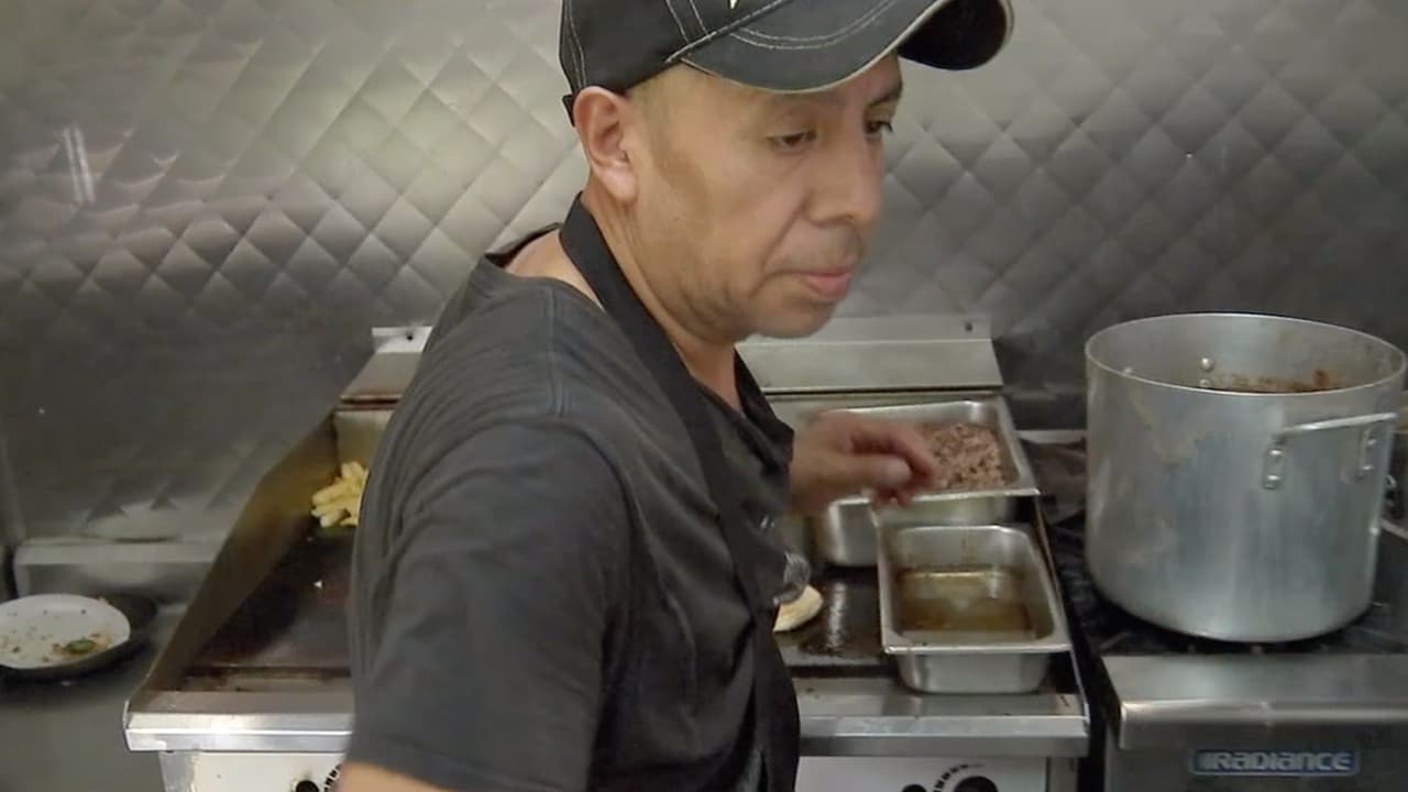 “Bendito Dios estamos muy bien, señala Avilés, mientras la fila de clientes continúa creciendo en la taquería ubicada en el 8740 de FM 1960 en Humble, Texas.