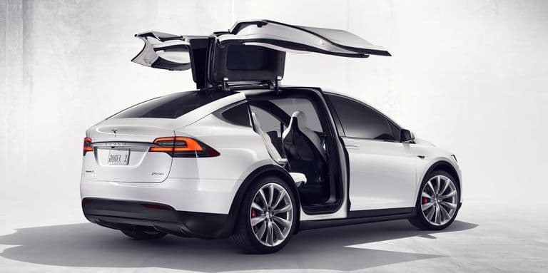 En el 2015 Tesla lanza al mercado su primera ‘camioneta familiar’: el Model X. Con motores eléctricos capaces de producir hasta 713lb pie. Visualmente preserva elementos del Model S, pero integra nuevas puertas automáticas tipo ‘Alcón” (Falcon Doors).
