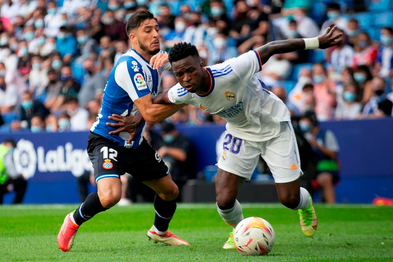 El Espanyol se impone ante el Real Madrid con marcador de 2-1 en la octava jornada de La Liga. Raúl de Tomás abrió el marcador al 17’, seguido de Axel Vidal en el minuto 60’, sin embargo Karim Benzemá se encargó de darle el único tanto al club merengue al 71’.