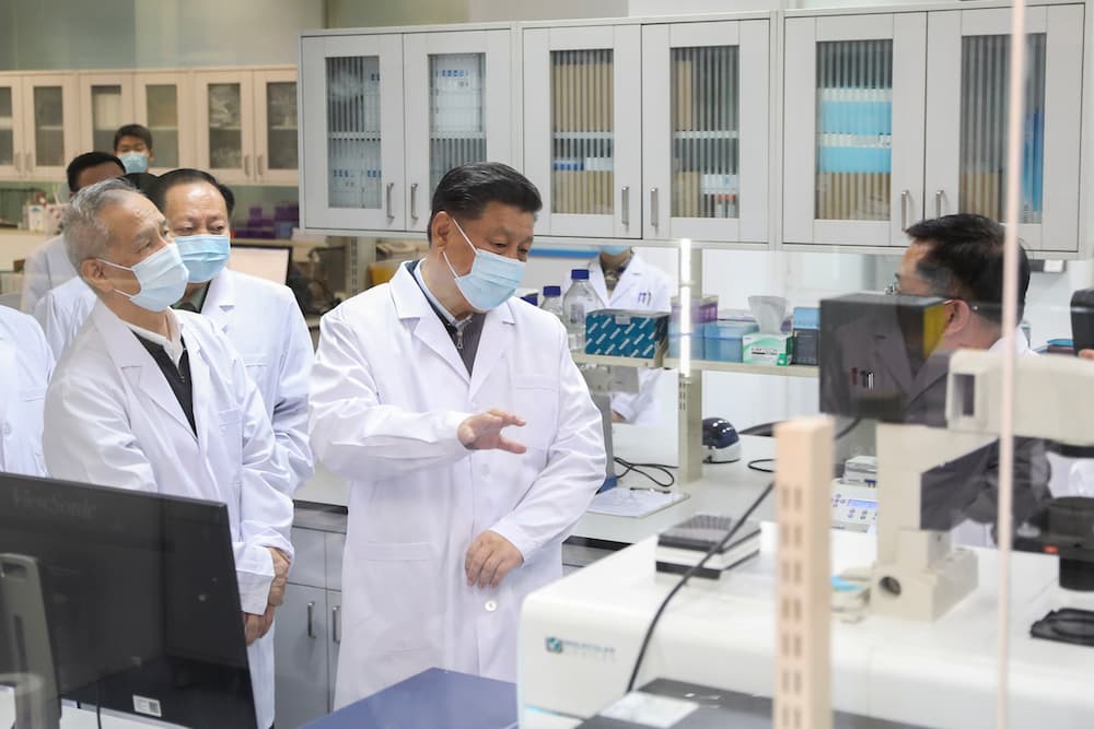 El presidente chino Xi Jinping en una visita a la Academia Militar de Ciencias Médicas en Pekín, el pasado 2 de marzo.