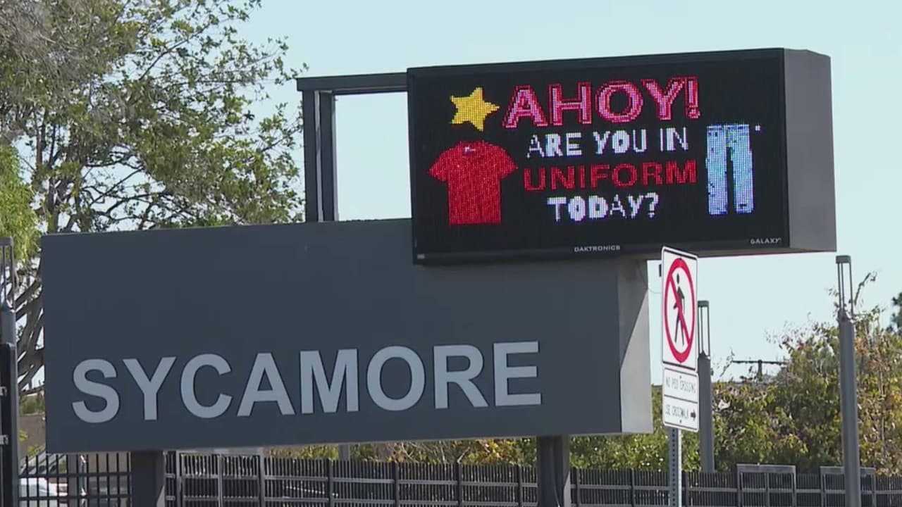 Directora de una escuela en Anaheim resulta en el hospital tras ser golpeada a las afueras del plantel