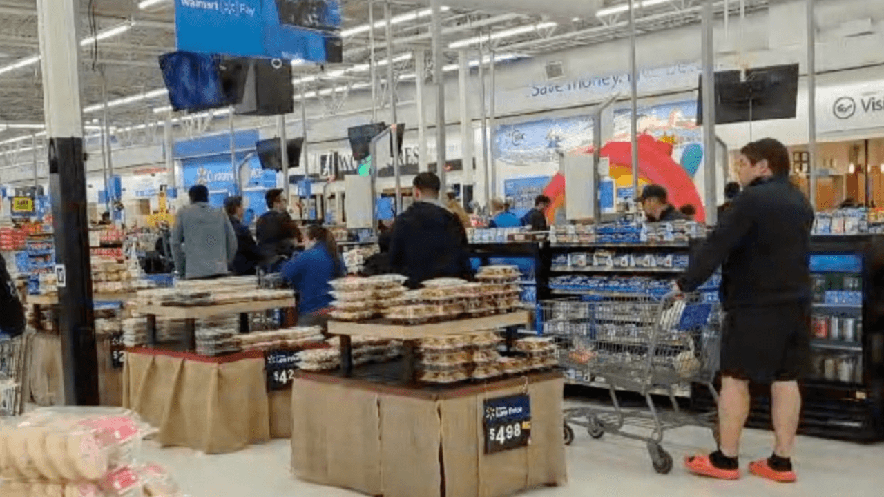 Con la 
<a href="https://www.univision.com/local/austin-kakw/clases-cancelacion-frente-frio-invierno-greg-abbott-austin-texas" target="_blank">llegada del frente ártico</a>, Texas espera tener temperaturas por debajo del punto de congelación. Ante ello, los texanos comenzaron a visitar sus supermercados para poder estar preparados.