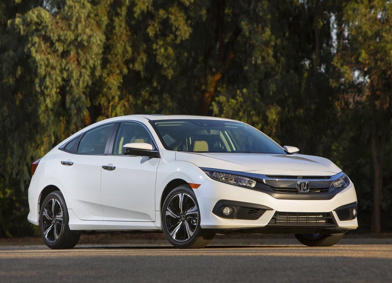 <b>Honda Civic – Primer lugar en el segmento de los sedanes usados</b>
<br>
<br>Depreciación a 5 años: 36.5%
<br>Calificación promedio de seguridad de la NHTSA: 4.65
<br>
<br>Debido a la historia de amor que actualmente se vive en Estados Unidos con las SUVs, algunos fabricantes han decidido retirar ciertos sedanes de sus portafolios, pero esto no aplica con el Honda Civic, pues la demanda por este sedán compacto permanece fuerte. El Honda Civic es muy popular por su confiabilidad y longevidad. Y, por si fuera poco, se deprecia mucho menos que el promedio del segmento. Este auto puede ser adquirido en 2020 con 5 años de antigüedad por $12,518.