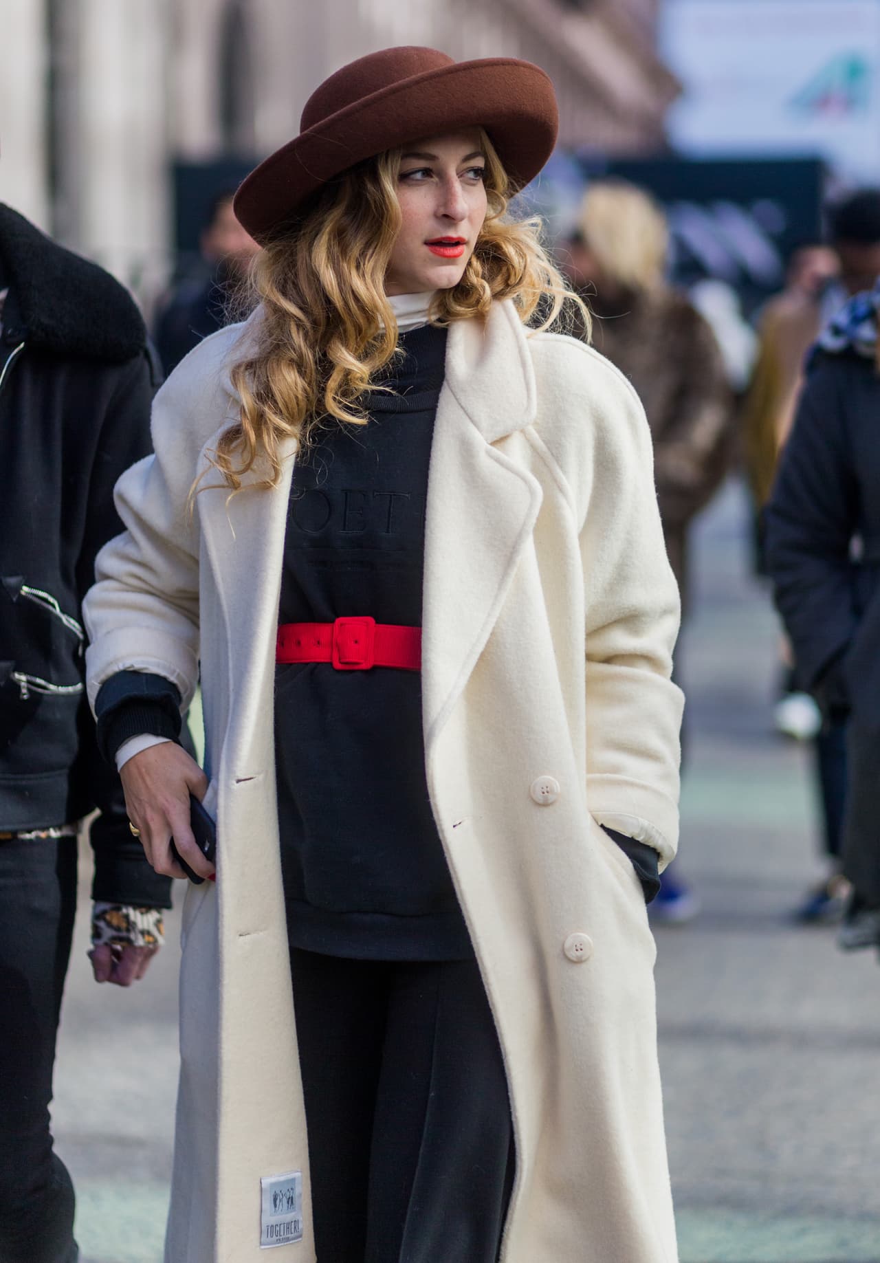 ¿Blanco sobre negro? por qué no, esta dupla de colores ha sido emblema de elegancia para marcas como Chanel. Atrévete a llevarlo así invertido.