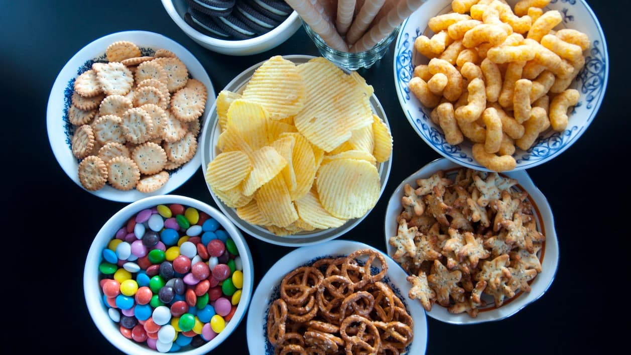 Quase 30% da alimentação dos adolescentes brasileiros é comida ultraprocessada