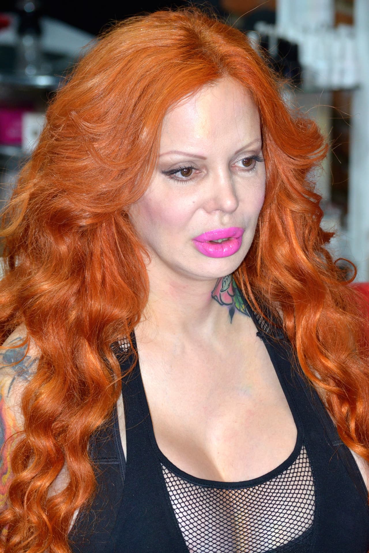 El local vende pelucas, extensiones y ofrece cursos de belleza.