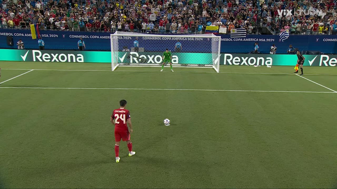 ¡GOL!  anota para Canadá. Mathieu Choinière