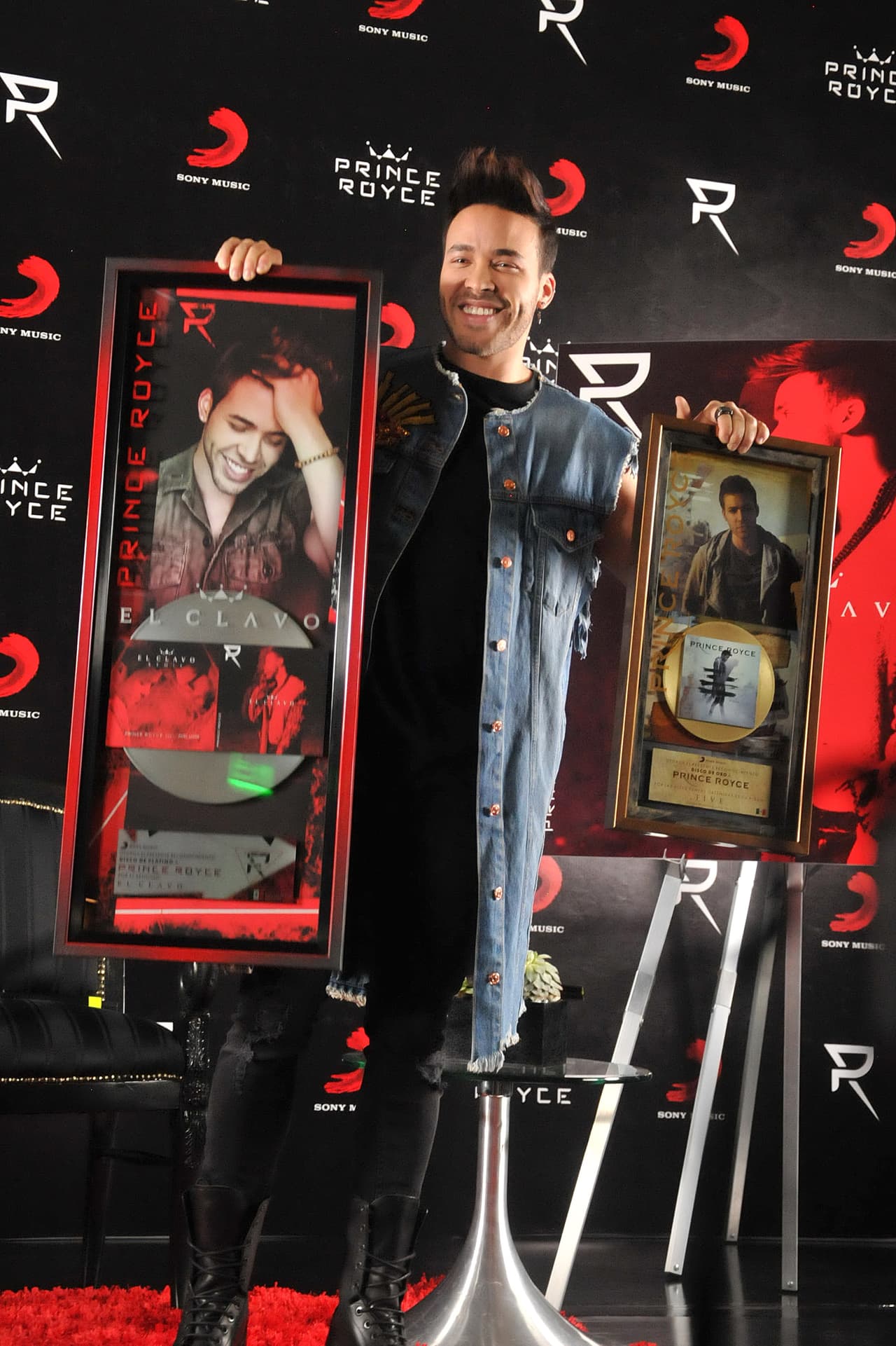 En 2013 firmó contrato con Sony Music Entertainment, con quienes grabó su tercer disco en español y su primer disco completamente en inglés, ‘Soy El Mismo’ y ‘Double Vision’, respectivamente.