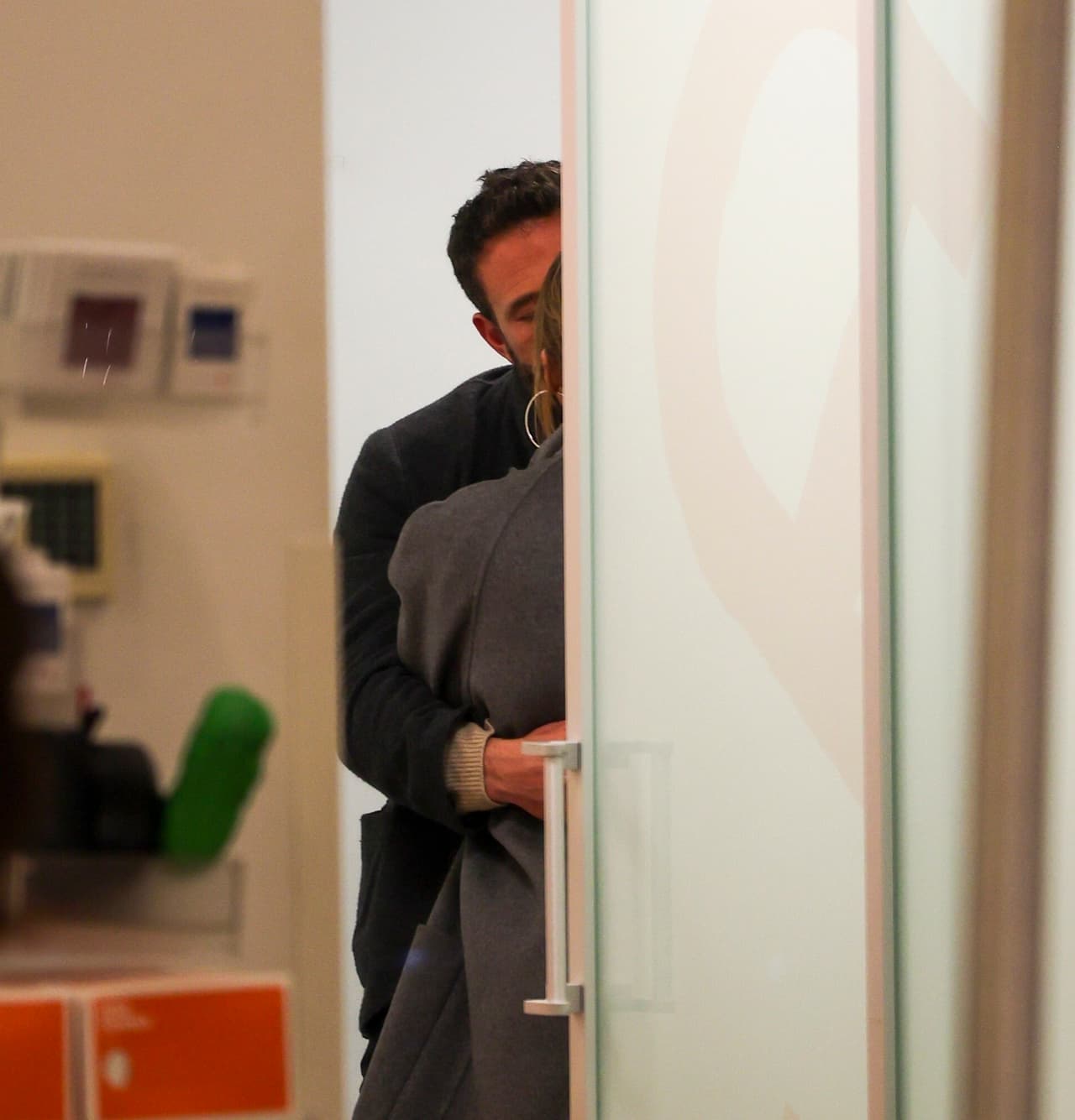 Y es que los paparazzi los captaron dándose un apasionado beso en la boca mientras se resguardaban detrás de una puerta de la tienda. 
<br>