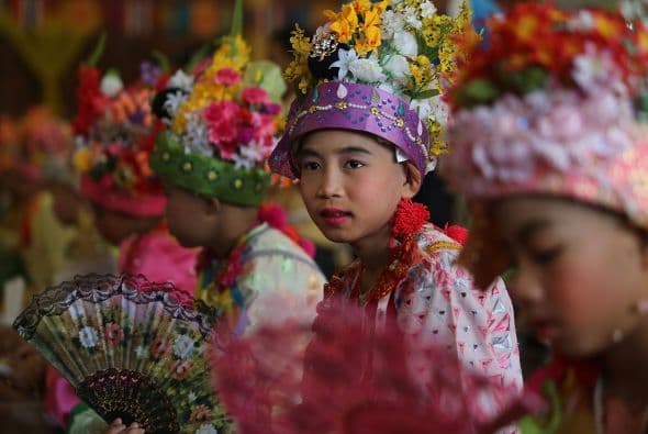 Los muchachos de edades comprendidas entre 7 y 14 son ordenados como novatos para aprender las doctrinas budistas.