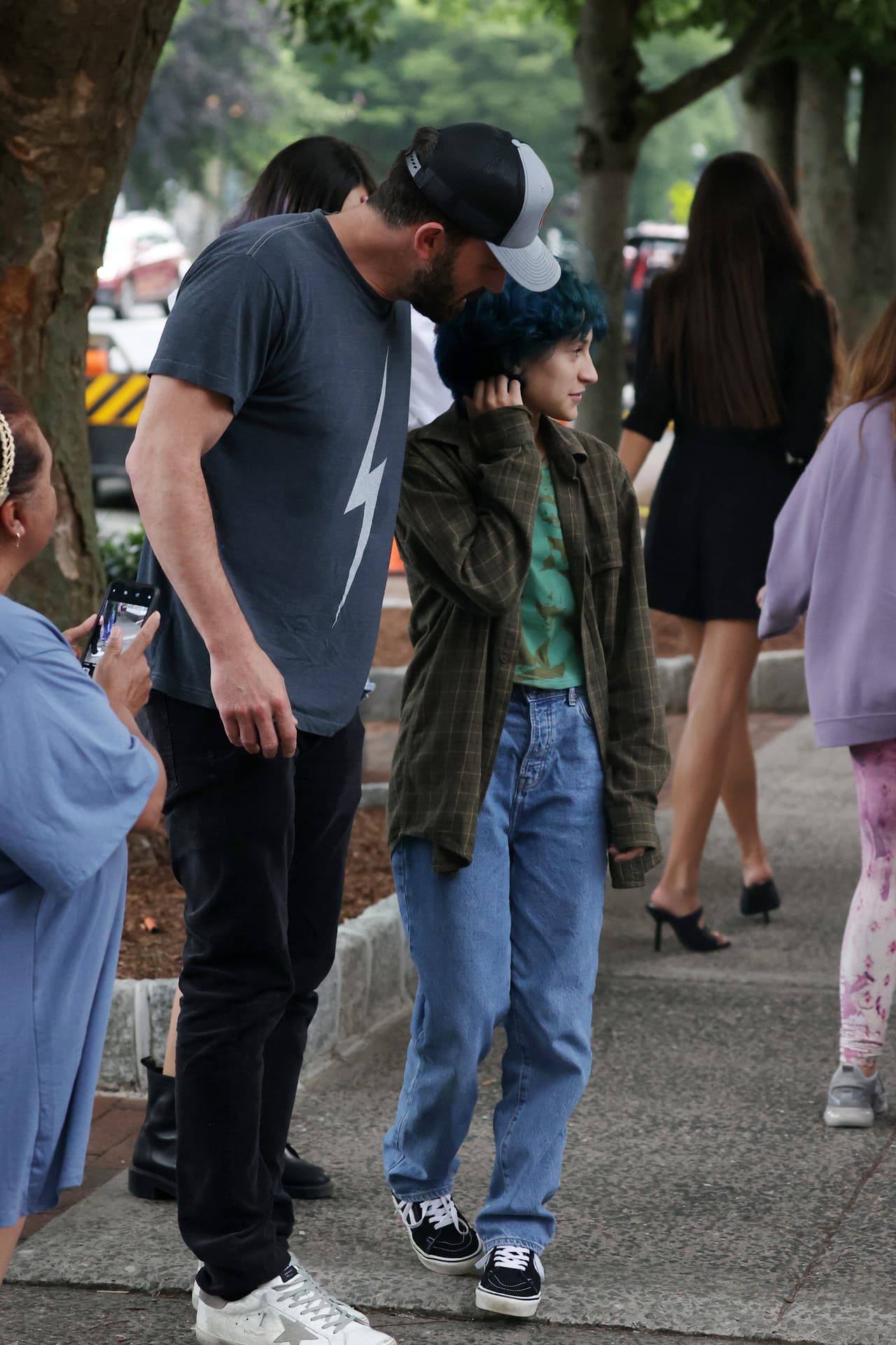 Una fuente de la revista InTouch dijo que Ben Affleck 
<b><a href="https://www.intouchweekly.com/posts/ben-affleck-jennifer-lopezs-kids-go-shopping-in-hamptons/" target="_blank">"se conectó" bien con Max y Emme</a></b>, los hijos que Jennifer López tuvo con Marc Anthony. 
<br>