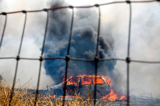 A pesar del despliegue, al medio día de este domingo el incendio sigue sin contenerse.
