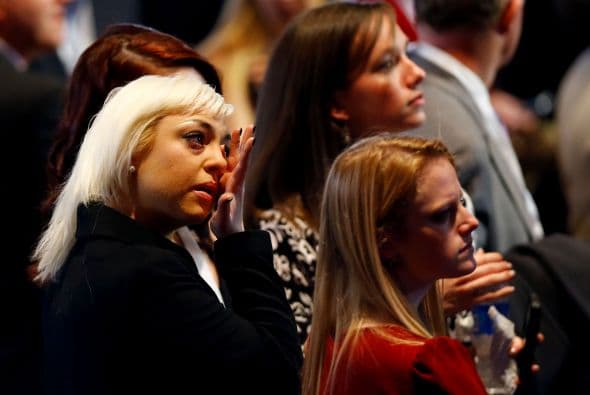 La sala principal de los republicanos en el Centro de Convenciones de Boston permanecía sellada y el director de su campaña en Ohio, Scott Jennings, indicó asimismo a la cadena NBC que aún no reconocían la derrota en ese decisivo estado. No obstante, ya se podían ver caras largas y serias entre algunas de las personas que abandonaban la sala.