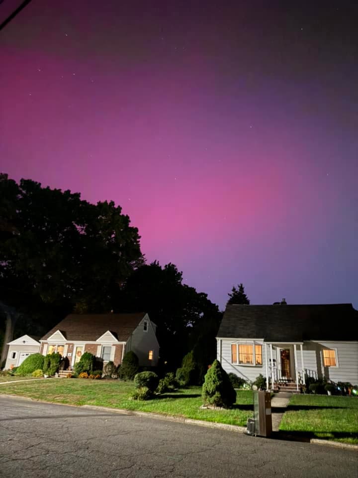 Televidentes de Univision 41 compartieron imágenes de cómo se vio el fenómeno en sus vecindarios.
<b>Como esta foto captada en Cresskill, Nueva Jersey.</b>
<br>