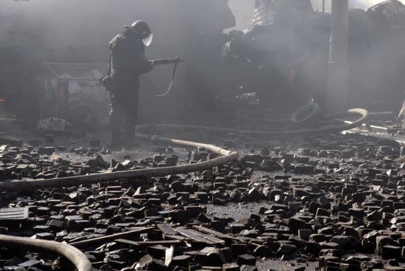 La policía ucraniana cercó hoy a los manifestantes en el corazón de las protestas opositoras de la plaza de la Independencia de Kiev (Maidán), tras una jornada en la que murieron 14 personas en los disturbios que estallaron en la capital. Víktor "Yanukóvich se ha convertido en un presidente sangriento", aseguró hoy el dirigente opositor Vitali Klitschkó en un llamamiento a los países democráticos para que intervengan en Ucrania y frenen la violenta confrontación. Según se acercaba la medianoche, los temidos Berkut, el destacamento antidisturbios, estrechaban el cerco en torno a los miles de manifestantes concentrados en el Euromaidán, bastión de las protestas desde el pasado 21 de noviembre. "Los extremistas de la oposición han cruzado la línea roja; matan a inocentes en la calles de la capital de Ucrania, vejan a mujeres, queman edificios y automóviles. Y si los disturbios continúan, nos veremos obligados a actuar con firmeza", rezaba el ultimátum del Servicio de Seguridad y el Ministerio del Interior de Ucrania. Advierten a los americanos que se queden dentro de las casas y de nuevo se sienten explosiones en la ciudad.